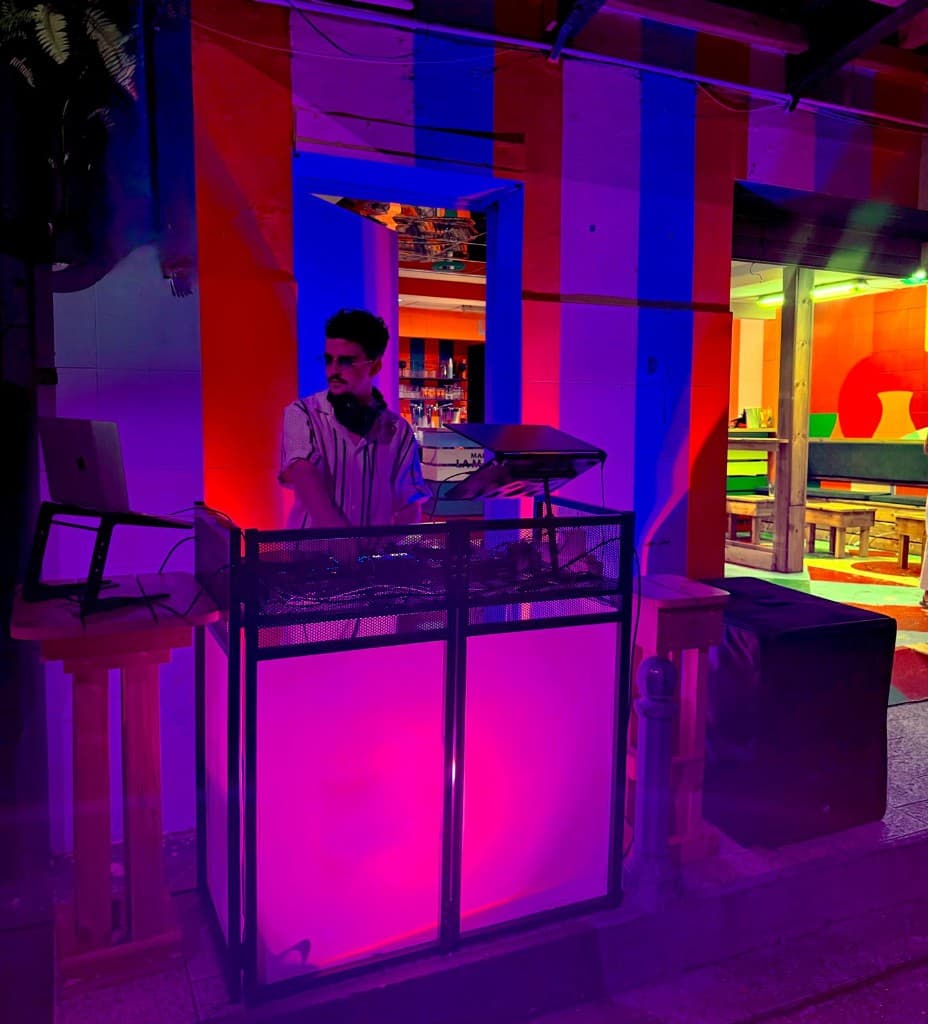 DJ ADRIOS en bar, ambiance colorée