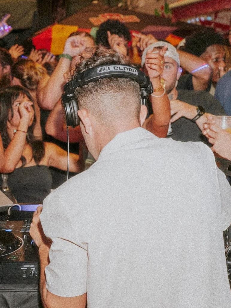 DJ ADRIOS face à la foule