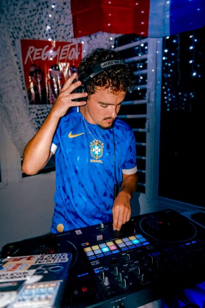 DJ ADRIOS aux platines, set reggaeton