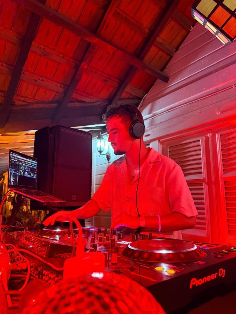 DJ ADRIOS en soirée, lumières rouges