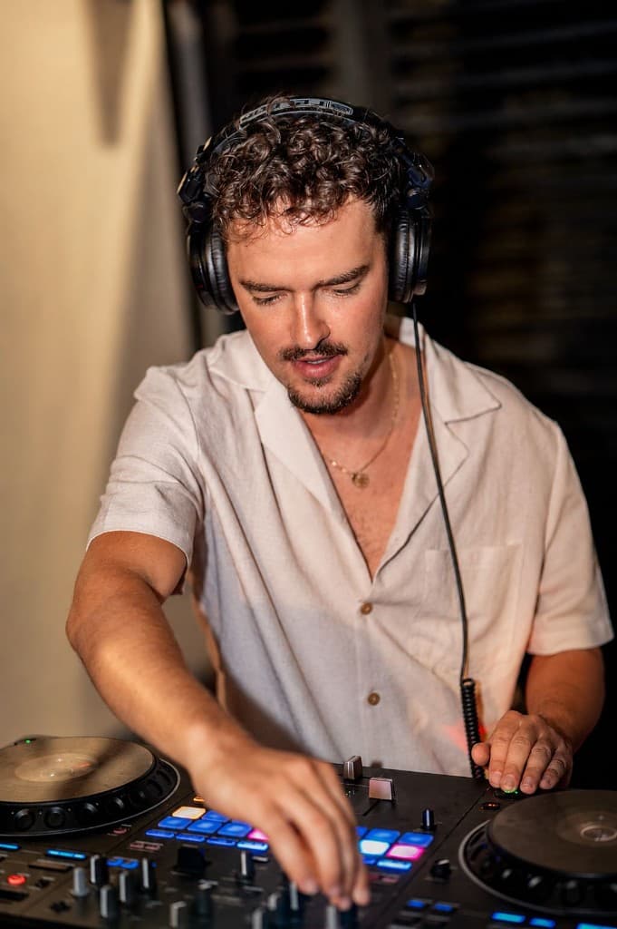 DJ ADRIOS aux platines
